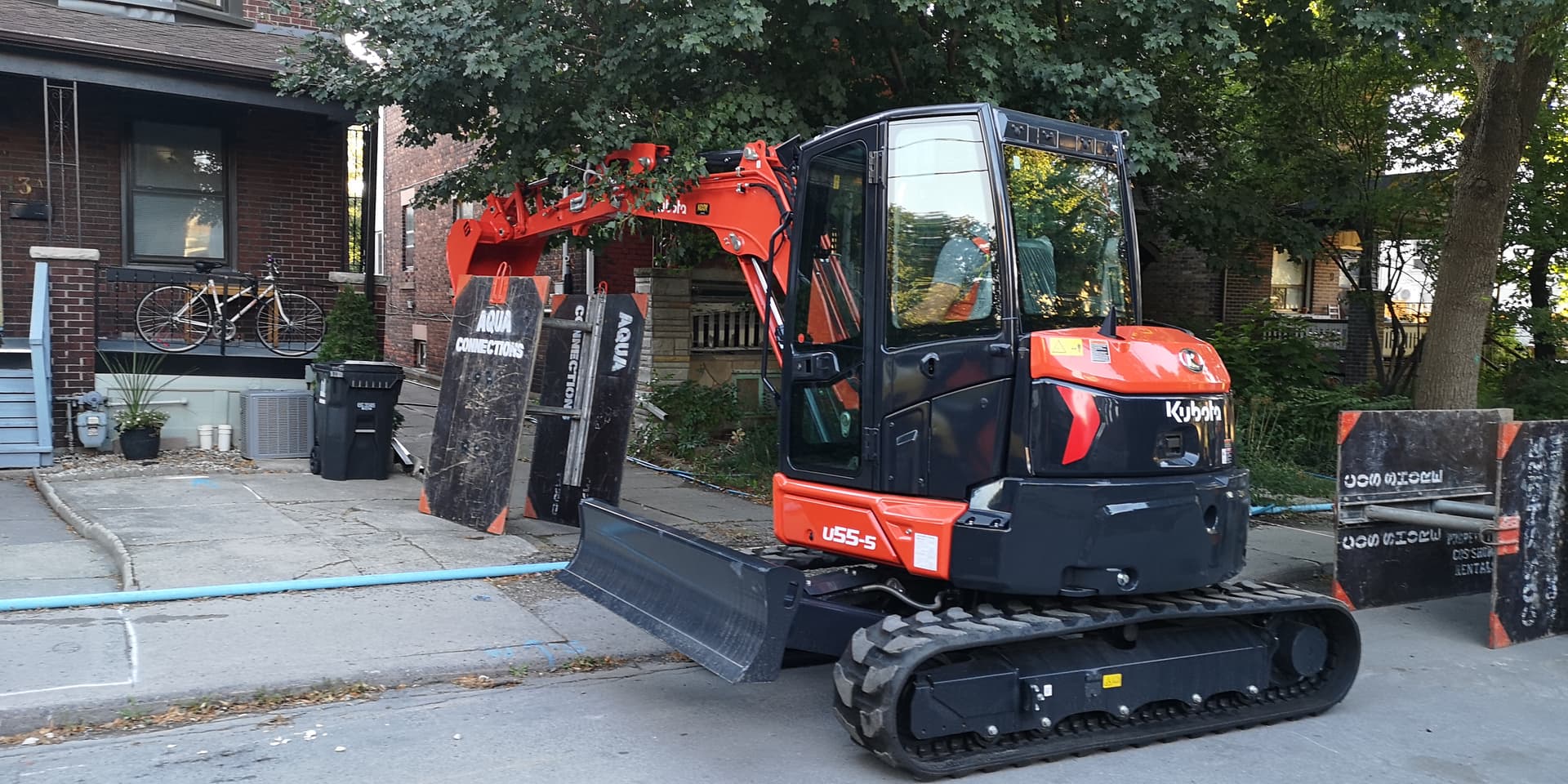 Kubota U-55-5 working
